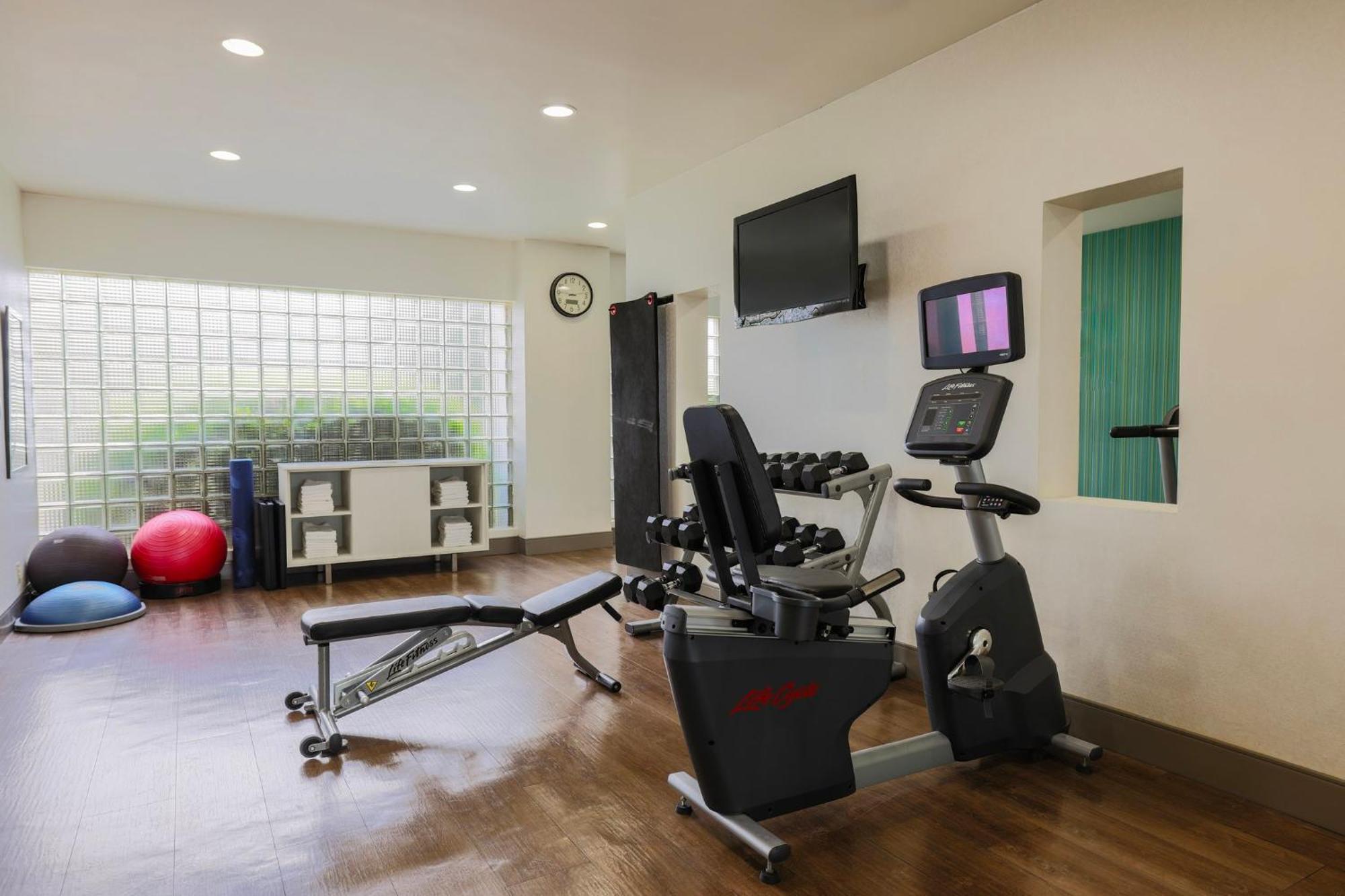 Holiday Inn Express Burlington By Ihg Экстерьер фото