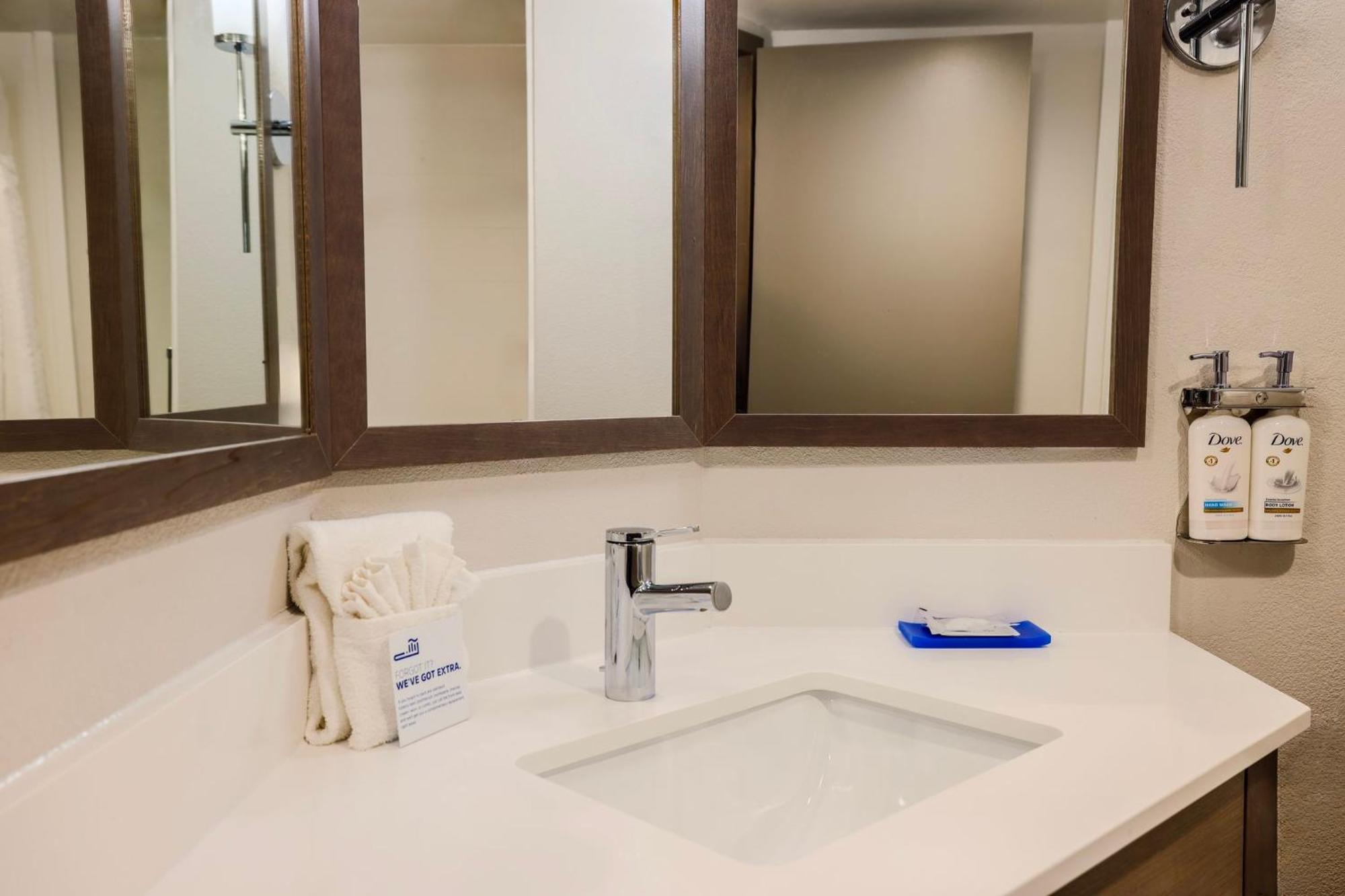 Holiday Inn Express Burlington By Ihg Экстерьер фото