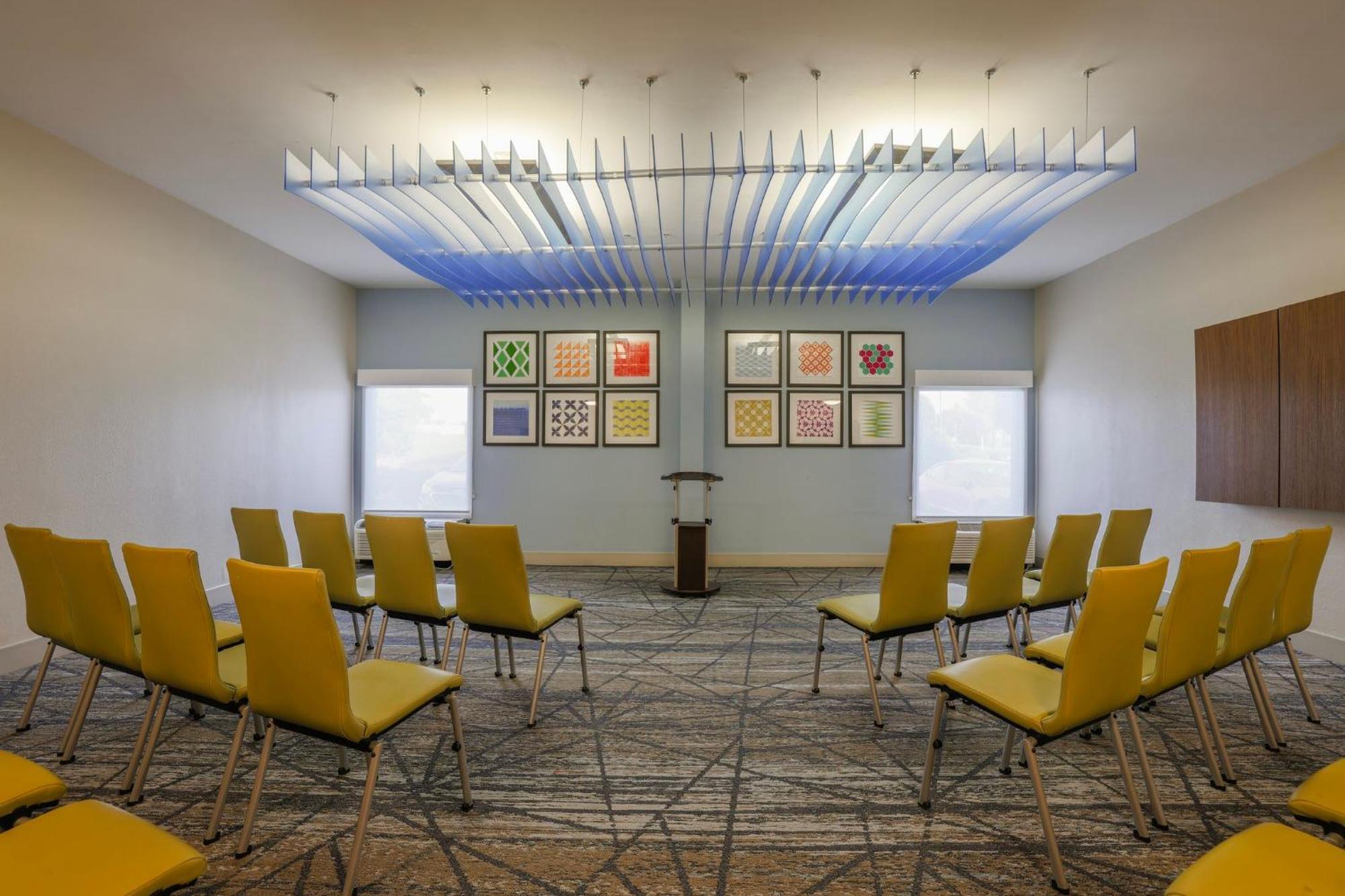 Holiday Inn Express Burlington By Ihg Экстерьер фото
