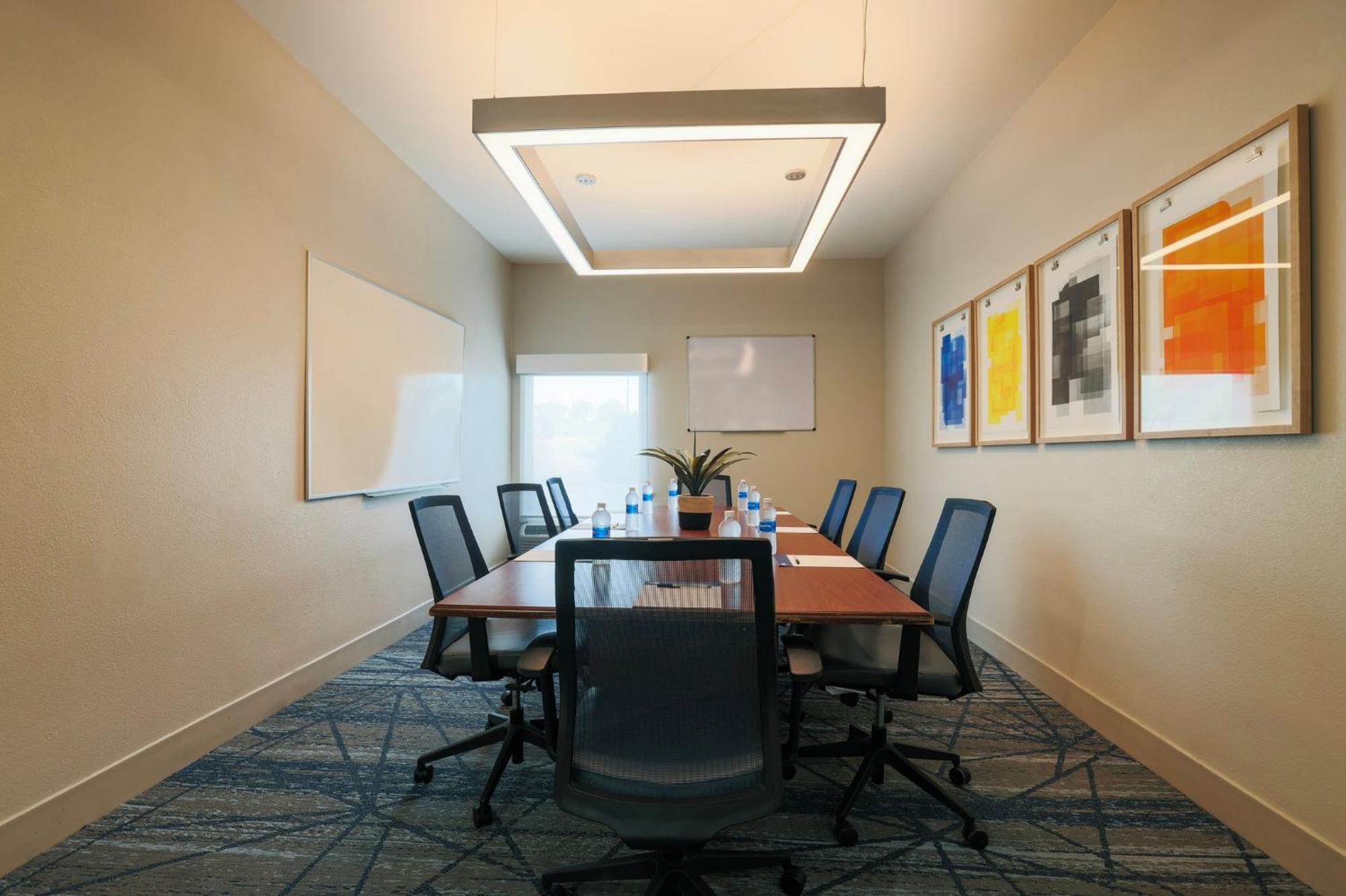Holiday Inn Express Burlington By Ihg Экстерьер фото