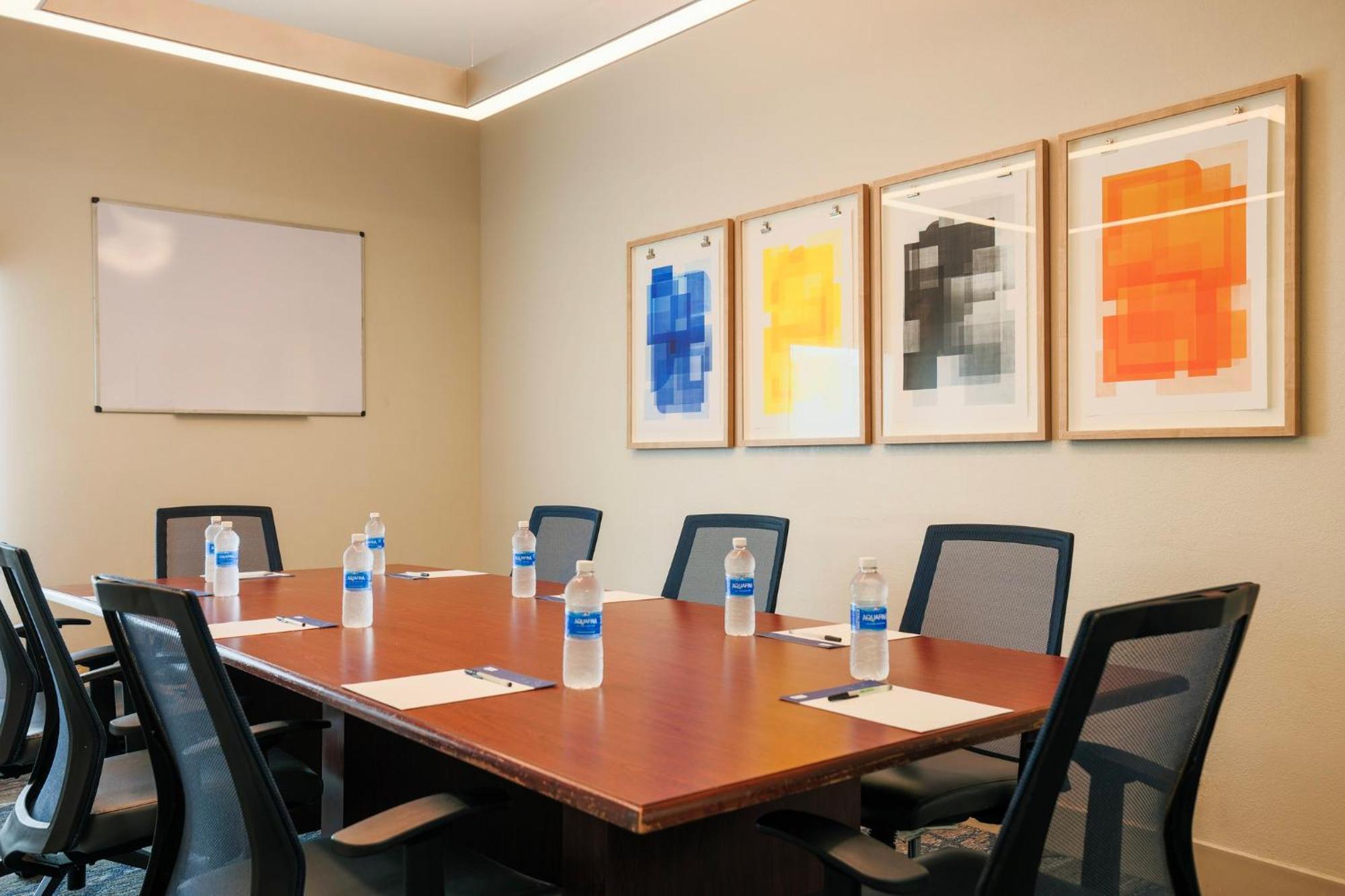 Holiday Inn Express Burlington By Ihg Экстерьер фото