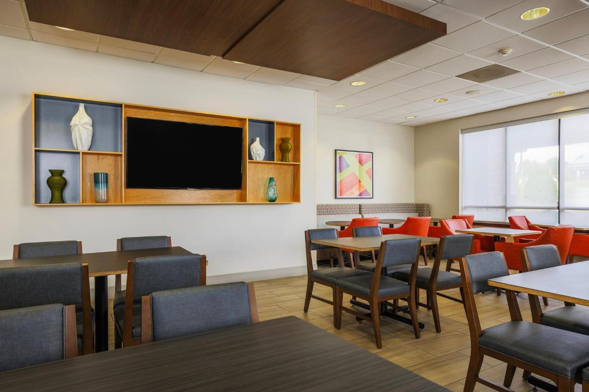 Holiday Inn Express Burlington By Ihg Экстерьер фото