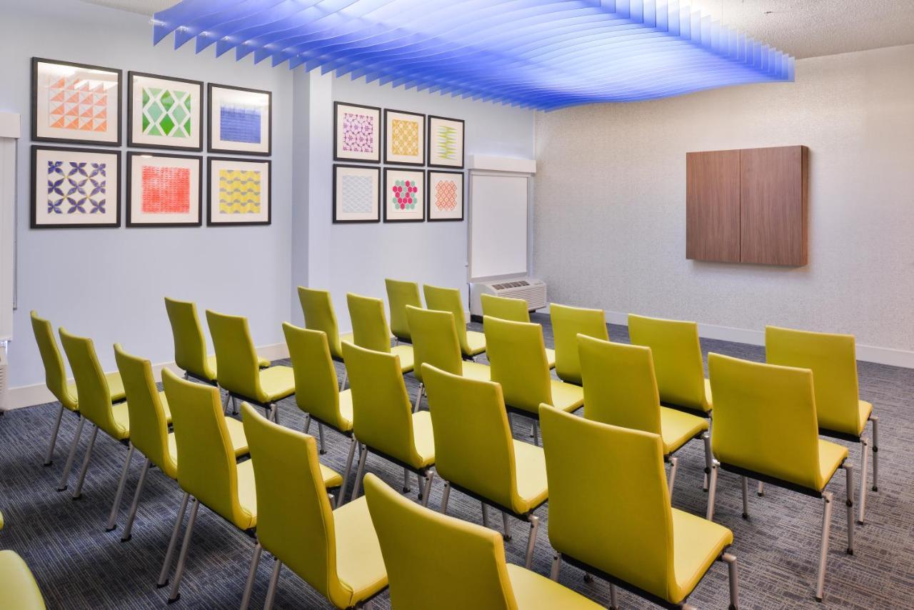 Holiday Inn Express Burlington By Ihg Экстерьер фото